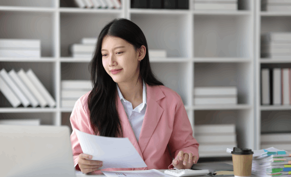 Translator providing USCIS translation for immigration docs in New York, ensuring certified accuracy for visa applications.